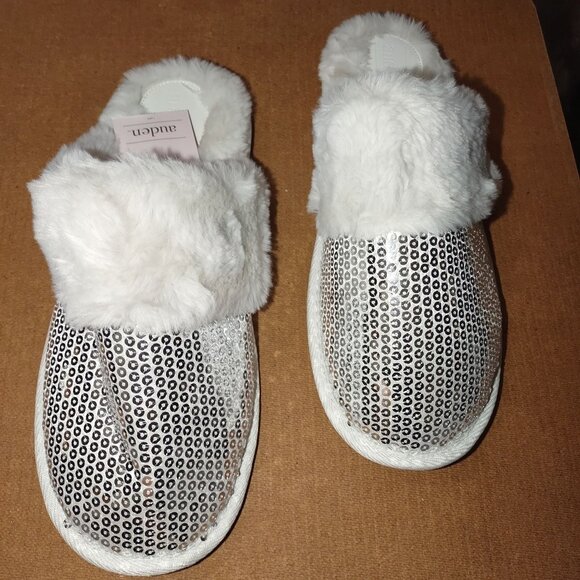 Auden Silver & White Faux Fur Lined Slippers W/ Metallic Pattern Size 11-NEW - Picture 1 of 6